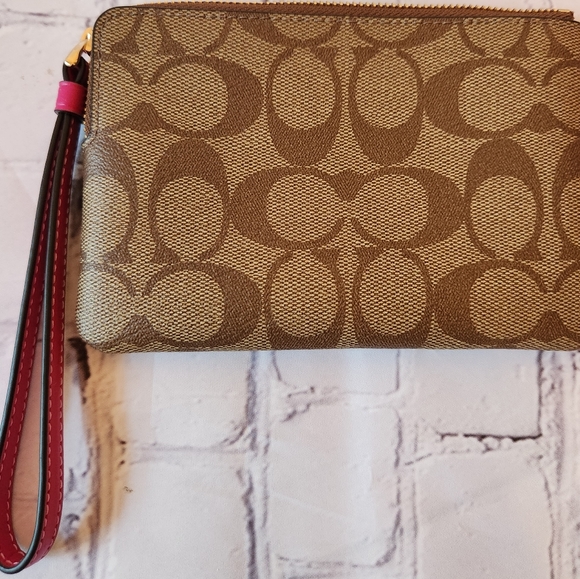 Corner Zip Wristlet In Signature Canvas NWT